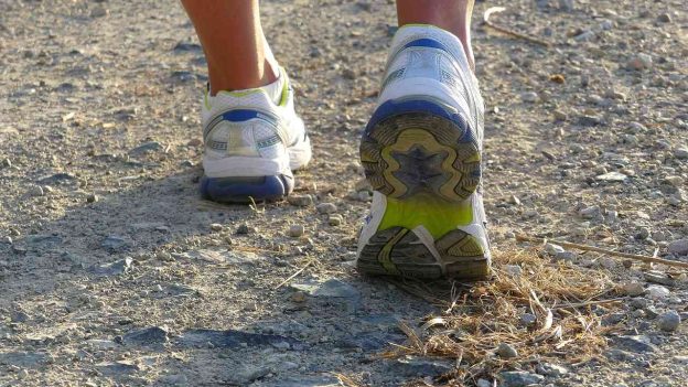 Aku Berhenti Pakai Sepatu Lari Selama Sebulan (Kaki Tetap Jalan di Atas Aspal): Hasilnya Tulang Kakiku Berubah secara Gila